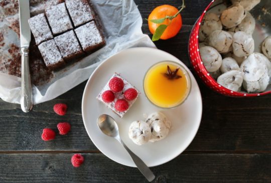 Image: BROWNIE, PANNA COTTA OG MARENGS