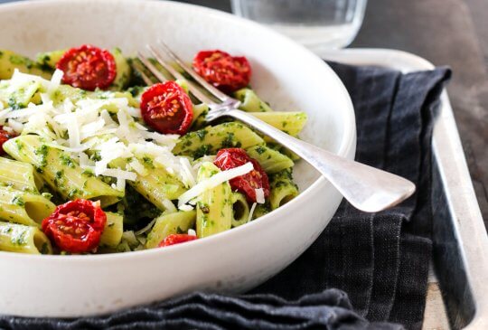 Image: PASTA MED GRØNNKÅLPESTO OG LUNE TOMATER