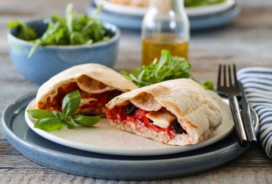 Image: CALZONE MED SKINKE, PAPRIKA OG OLIVEN