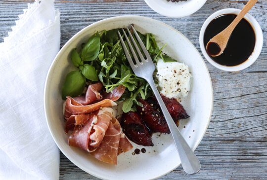 Image: SALAT MED PARMASKINKE OG BALSAMICOGLASERTE PLOMMER