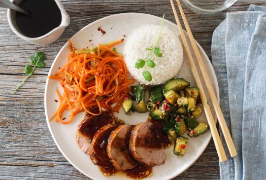 Image: HOISINMARINERT SVIN MED KNUST AGURKSALAT OG GULROTSALAT