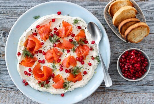 Image: RØKT LAKS MED OSTEKREM, GRANATEPLE OG DILL
