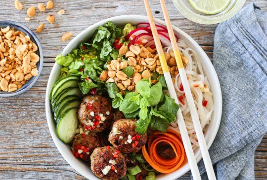 Image: VIETNAMESISK NUDELSALAT MED SVINEKJØTTBOLLER OG NUOC CHAM