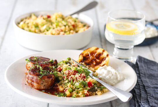 Image: BACONSURRET SVINEFILET MED HARISSASAUS OG COUSCOUSSALAT