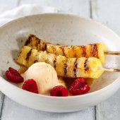 Image: GRILLET ANANAS MED BRINGEBÆR OG VANILJEIS